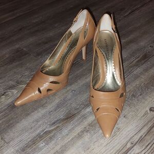 Kenneth Cole New York Pump My Ride  tan heeled  pointed toe shoes  Sz 8.5  EUC